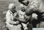 arnold-schwarzenegger-with-two-old-ladies-celebrities-28932.jpg